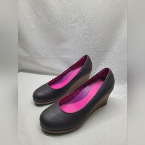 Crocs A-Leigh Closed Toe Leather Wedge Pumps Women’s Size 8 Brown